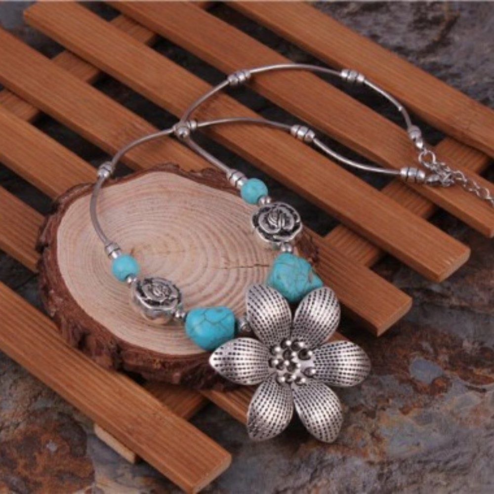 SILVER FLOWER NECKLACE - Picture 3 of 6